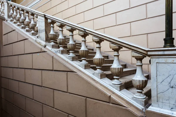 Egy Régi Lépcsőn Nyissa Meg Márvány Lépéseket Régi Lépcsőház Pusztítás — Stock Fotó