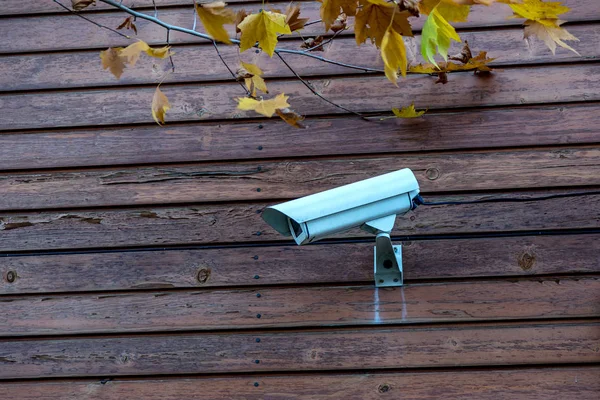 Övervakningskameror Och Videomonitorer Stads Område Som Gränsar Till Privat Hyreshus — Stockfoto