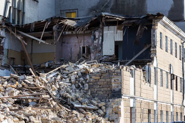 Una Casa Abandonada Derrumba Barrio Pobre Casa Está Destruida Grietas — Foto de Stock