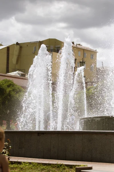 Městské Kašny Fontána Městském Parku Horkém Letním Dni Proud Vody — Stock fotografie