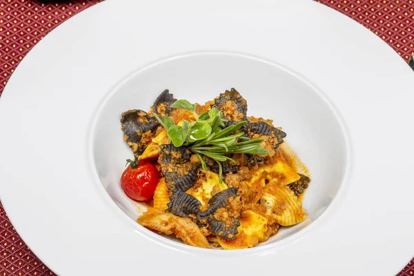 Cibo Delizioso Arrosto Con Pasta Carne Verdure Condimenti Ristorante Come — Foto Stock