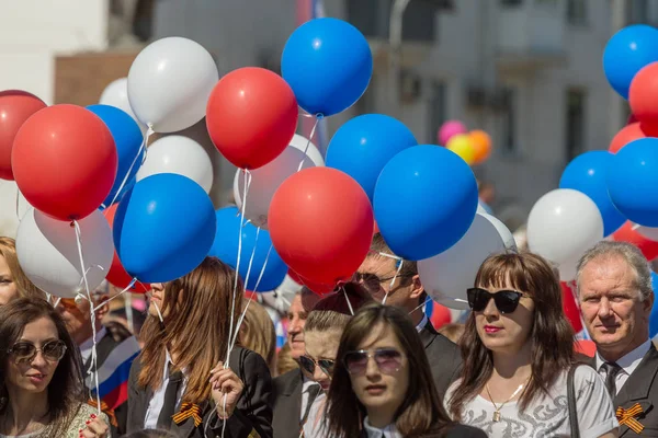 ノヴォロシースク ロシア連邦 2018 メーデーのデモ 休日の行列の間にバナーを持つ人々 労働日を祝います すべての働く人々 植民地で行進する人々 — ストック写真