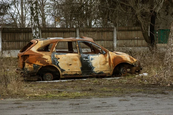 燃やされた車 駐車場で車に火をつけた 強盗戦争 モロトフ カクテル後火マシンの破壊 燃え尽きたマシンに変形 車の事故の結果 放火被害 — ストック写真