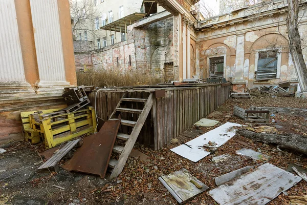 苏联时期乌斯尔时期被废弃的豪宅的神秘内部 老废弃毁坏的户外夏季剧场 电影院 遗址古都历史建筑 被破坏者摧毁 — 图库照片