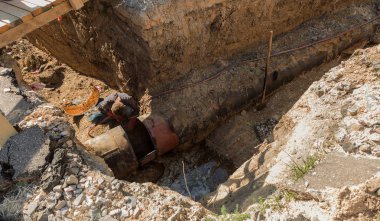 Yerine eski sökülmesi, su boruları yıpranmış. Eski paslı boruları kesme çalışma kaynak. Eski paslı metal su boruları değiştirme. Metal gaz meşale ile kaynakçı keser