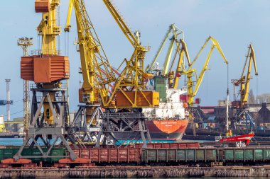 Odessa, Ukrayna - 15 Nisan: Endüstriyel büyük deniz kargo vinçler bağlantı noktası kargo 15 Nisan 2014 Odessa Limanı kargo konteyner terminali, deniz gemi yükleme ticaret dock Odessa Limanı Deniz Odessa, Ukrayna 