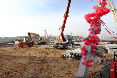 Odessa, Ukrayna - 19 Ocak 2012: Büyük inşaat - Tören başlamak ilk inşaat Vakfı Festival süslemeleri ile kazık. Odessa, Ukrayna 19 Ocak 2012 balon, kırmızı kurdele.