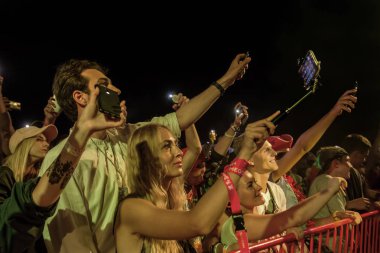 Odessa, Ukrayna-25 Ağustos 2017: büyük kalabalık, gün boyunca rock konseri sırasında müzik hayranları göster. Seyirci kum Beach müzik ve spor Z-Oyunlar Festivali sırasında