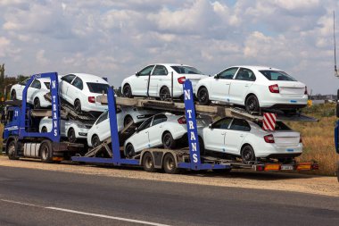 Odessa, Ukrayna 1 Eylül 2017: Araba taşıyıcıları arabaya taşımak. Özel kamyonlar arabayla taşımacılığı. Çok katmanlı ulaşım araçları için özel römork. Arabalar römork taşıma