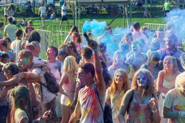 Odessa, Ukrayna - 5 Ağustos 2017: Gençler, bayanlar baylar bayram tatil sırasında renkli toz içine atma iyi eğlenceler. Festivali renkli boya. renkler aşk festival. Renk fest