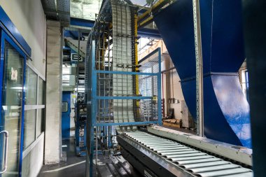 İşlem yazdırma dolaşım haber gazetesinin çalışma. İşlemde çalışan gazete ile konveyör bant. Basılı ürünler yazdırırken modern baskı donanımları çalışmalarını