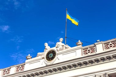 Cephe bina resmi Odessa City Hall ile şehrin ana saat ve Ukrayna bayrağı parlak mavi gökyüzü bir arka plan üzerinde
