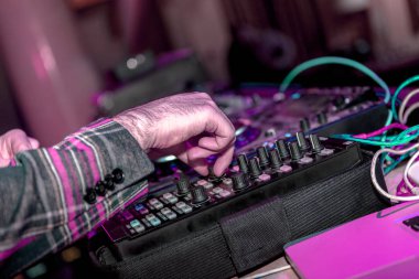 Odessa - 7 Nisan: Gece kulübü. DZH karıştırıcı müzik karışımları ile güçlü ışık ve renk efektleri lazer ışık gösterisi yeni tatil sezonu, 7 Nisan 2014, Odessa, Ukrayna