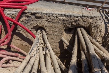 Şehir iletişimde tamiri. Borular ve kabloları. Yol iletişim tamiri. Borular ve kabloları. İletişim tamiri. Su, elektrik, kanalizasyon