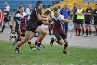 Odessa, Ukrayna - 29 Eylül 2018: Final Oyunları Şampiyonası Ukrayna'nın en güçlü takımları Rugby-7. Rugby topu alan üzerinde. Rugby topu için ağır mücadele sahip. Takım sporcular oyuncular sahada