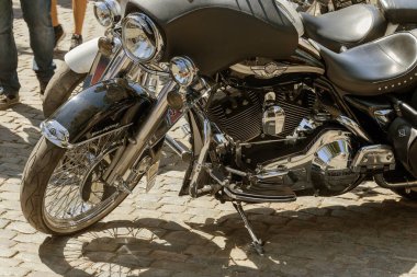 Odessa, Ukrayna 16 Ağustos 2017. Benzersiz motosiklet modellerinin benzersiz, efsanevi eski ve modern pahalı bisikleti otomatik toplayıcıları sergisinde geleneksel sergisinde gösterdi. Bisiklet gösterisi