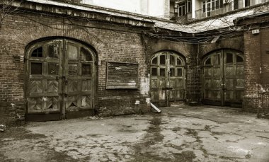 Zavallı Mahallesi eski ahşap kapı. Eski vintage eski bir duvar ahşap. Yıkım, ahşap kapı ve vintage çit izleri, paslı metal çivi. Harabe ve yoksulluk kavramsal arka plan