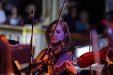 Odessa, Ukrayna 14 Ağustos 2018: Müzikal gösteri, çeşitli Senfoni Orkestrası Odessa Ulusal Opera ve Bale Tiyatrosu sahnesinde. Orkestra Enstrümanları müzisyenler sahne tiyatro sahne,