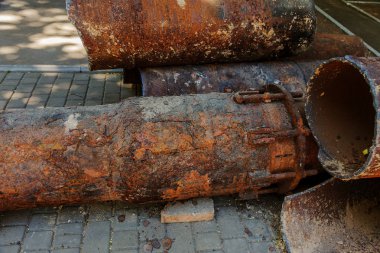 Eski büyük su boruları parçaları. Sonra uzun yıllar çalışma yok edilen metal boru yok edildi. Sebze çelik boru delik korozyon ile. Paslı metal boru. Seçici odak