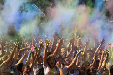 Odessa, Ukrayna - 5 Ağustos 2017: Gençler, bayanlar baylar bayram tatil sırasında renkli toz içine atma iyi eğlenceler. Festivali renkli boya. renkler aşk festival. Renk fest