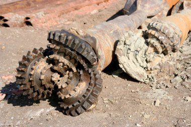 Paslı eski delme bit çamur ve kir caked