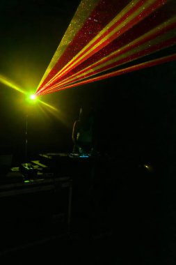 Odessa, Ukrayna - 5 Ağustos 2017: gösteri ışıklar. Lazer gösterisi. Gece kulübünde dj partileri müzik, ses parlak ışık ile dans kullanın. Club gece ışık dj parti kulübü. Duman ve ışıklar ile araba