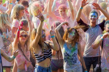 Odessa, Ukrayna - 5 Ağustos 2017: Gençler, bayanlar baylar bayram tatil sırasında renkli toz içine atma iyi eğlenceler. Festivali renkli boya. renkler aşk festival. Renk fest