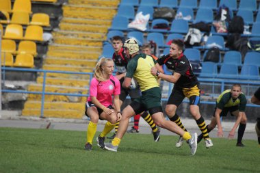 Odessa, Ukrayna - 29 Eylül 2018: Final Oyunları Şampiyonası Ukrayna'nın en güçlü takımları Rugby-7. Rugby topu alan üzerinde. Rugby topu için ağır mücadele sahip. Takım sporcular oyuncular sahada