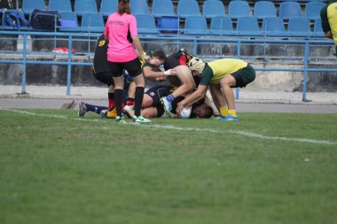 Odessa, Ukrayna - 29 Eylül 2018: Final Oyunları Şampiyonası Ukrayna'nın en güçlü takımları Rugby-7. Rugby topu alan üzerinde. Rugby topu için ağır mücadele sahip. Takım sporcular oyuncular sahada