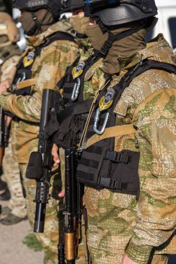 Odessa, Ukrayna - 1 Ağustos 2018: özel kuvvetler Ukraynalı polis özel silahlar ile tam savaş formunda saflarında. Urkainain özel kuvvetler çevik mukabele polis, Anti-terör asker
