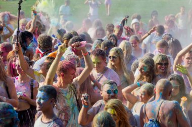 Odessa, Ukrayna - 5 Ağustos 2017: Gençler, bayanlar baylar bayram tatil sırasında renkli toz içine atma iyi eğlenceler. Festivali renkli boya. renkler aşk festival. Renk fest