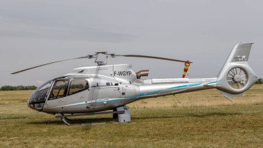 Odessa, Ukrayna - 4 Haziran 2013: Bulutlu bir günde yaz özel test ışık modern sivil helikopter iş sınıfı küçük bir özel Havaalanı sunumu