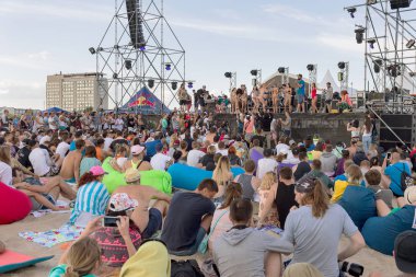 Odessa, Ukrayna -25 Ağustos 2017: büyük kalabalık, müzik sırasında rock konserinde hayranlarını gün boyunca. Seyirci kum Beach müzik ve spor festivali Z-Oyunlar sırasında