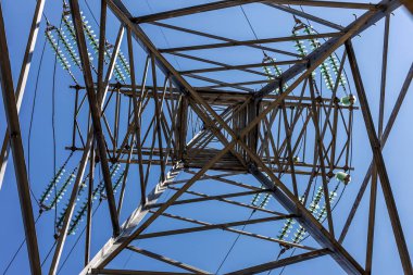 Yüksek gerilim enerji hatları. Yüksek gerilim enerji nakil direkleri sıradışı bir bakış. Arka plan olarak yaratıcı tasarım elektrik enerji sistemleri için