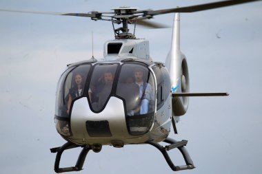 Odessa, Ukrayna - 4 Haziran 2013: Bulutlu bir günde yaz özel test ışık modern sivil helikopter iş sınıfı küçük bir özel Havaalanı sunumu