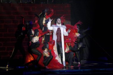 Odessa, Ukrayna, 17 Nisan 2012: Pop konser ikonik Rus şarkıcı Philip Kirkorov Odessa'daki. Ful ile parlak renkli ışık ve tiyatro gösterisi.