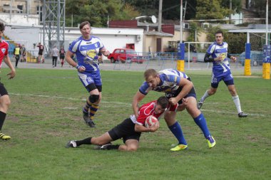 Odessa, Ukrayna - 29 Eylül 2018: Final Oyunları Şampiyonası Ukrayna'nın en güçlü takımları Rugby-7. Rugby topu alan üzerinde. Rugby topu için ağır mücadele sahip. Takım sporcular oyuncular sahada
