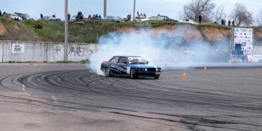 Odessa, Ukrayna -23 Nisan 2017: Combat drifters yerel sürüklenen yarışmalar. Gösteri yasadışı bir platform üzerinde sürüklenen. Binici profesyonel olarak otomatik yarışmalarda driftig yeterlilik yarışta parça geçmek