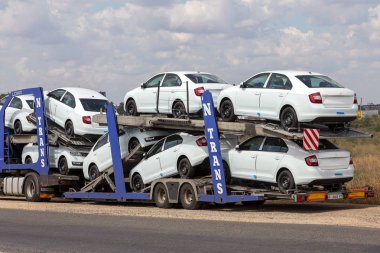 Odessa, Ukrayna 1 Eylül 2017: Araba taşıyıcıları arabaya taşımak. Özel kamyonlar arabayla taşımacılığı. Çok katmanlı ulaşım araçları için özel römork. Arabalar römork taşıma