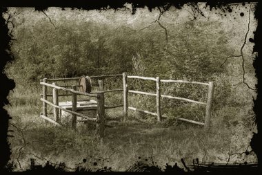 Bir eski ahşap kuyuda fakir bir eski köy. Eski yıkık kır evi. Çölde ölmek, ölü köyleri ekonomik ve siyasi kriz sırasında terk