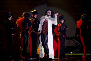 Odessa, Ukrayna, 17 Nisan 2012: Pop konser ikonik Rus şarkıcı Philip Kirkorov Odessa'daki. Ful ile parlak renkli ışık ve tiyatro gösterisi.