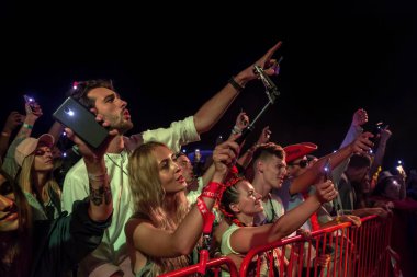 Odessa, Ukrayna-25 Ağustos 2017: büyük kalabalık, gün boyunca rock konseri sırasında müzik hayranları göster. Seyirci kum Beach müzik ve spor Z-Oyunlar Festivali sırasında