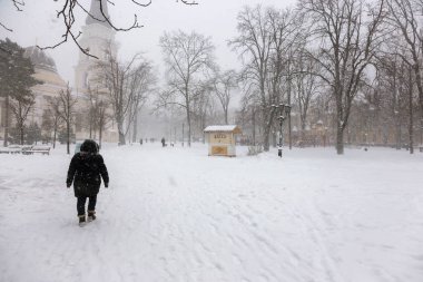 Odessa, Ukrayna-Ocak 16, 2018: Güçlü kar yağışı, Siklon kışın şehir sokaklarda. Arabalar karla kaplıdır. Kaygan yol. Kışın kötü hava: şiddetli kar yağışı ve kar fırtınası. Yayalar kar üzerinde gitmek