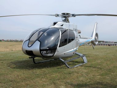 Odessa, Ukrayna - 4 Haziran 2013: Bulutlu bir günde yaz özel test ışık modern sivil helikopter iş sınıfı küçük bir özel Havaalanı sunumu