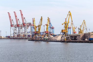Odessa, Ukrayna - 6 Ekim 2015: Konteyner Vinç konteyner terminal kargo limanında, kargo vinçler olmadan işe bir boş bağlantı noktası limanda. Kriz. Öndeğer olarak devletin tüm ekonomi felç