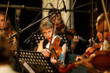 Odessa, Ukrayna - 19 Temmuz 2018: sahne alanı'nda Senfoni Orkestrası. Müzikal gösteri sahne tiyatro. Müzisyenler Senfoni Orkestrası, müzik aletleri. Caz Orkestrası sahne alanı'nda. Seçici odak