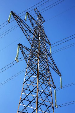 Yüksek voltajlı elektrik Kulesi enerji tasarımı için arka plan olarak mavi gökyüzü