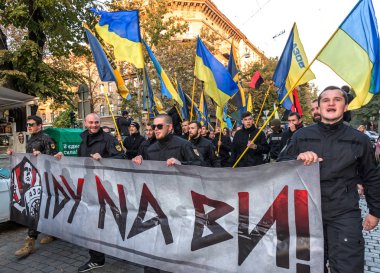 Odessa, Ukrayna - 14 Ekim 2015: Fener alayı radikal aşırı sol partilerin, ayaklanmalar tarafından eşlik ediyor. Protestocular, göstericiler bir Nazi bayrağı taşıdı, havai fişek ve sis bombası yazmak