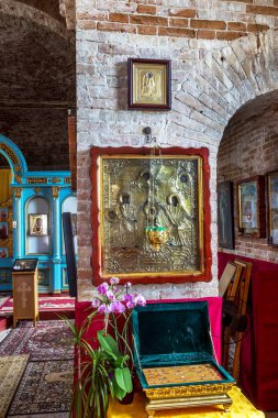 Odessa, Ukrayna: Saint Nicholas manastırda Izmail, antik tapınak, sunak, İkonostasisin ve güzel tarihi mimari kemerler, simgeler, freskleri, bas-reliefs doğal altın yaldız ışık, boyalı