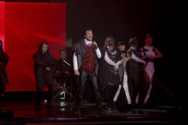 Odessa, Ukrayna, 17 Nisan 2012: Pop konser ikonik Rus şarkıcı Philip Kirkorov Odessa'daki. Ful ile parlak renkli ışık ve tiyatro gösterisi.